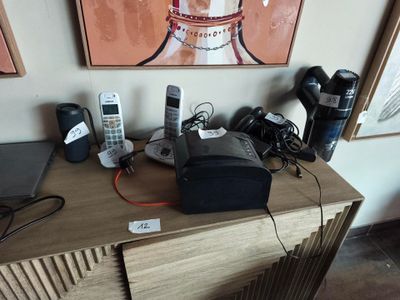 une table sur laquelle sont posés des appareils électroniques