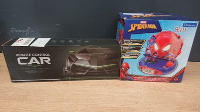 une boîte contenant une voiture Spider-Man et une voiture télécommandée