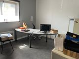 une pièce contenant un bureau, une chaise, un ordinateur et d'autres objets