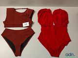 deux maillots de bain rouges posés sur une table, avec une étiquette de prix