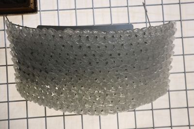 la photo d'un morceau de papier bulle suspendu au plafond