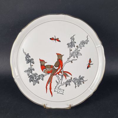 une assiette sur laquelle sont représentés un oiseau et un papillon