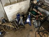 un grand nombre d'outils posés sur le sol