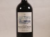 une bouteille de vin posée sur une table