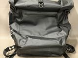 l'arrière d'un sac à dos noir muni d'une sangle
