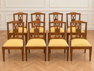 un ensemble de six chaises de salle à manger anciennes avec des assises rembourrées jaunes