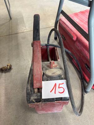 une boîte rouge sur laquelle est posée une pancarte, posée à côté d'une chaise