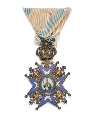 gros plan d'une médaille sur fond blanc