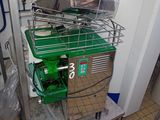 un panier vert posé sur une étagère