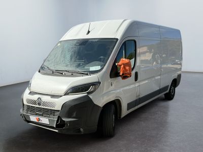une camionnette blanche garée dans une pièce