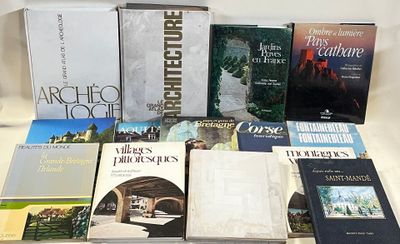 un grand nombre de livres posés sur une table