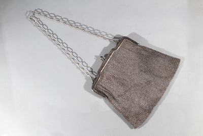 un sac à main muni d'une chaîne, posé sur une table
