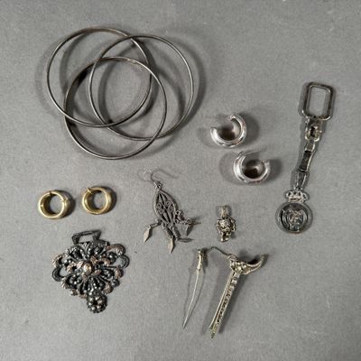 beaucoup d'objets en argent qui se trouvent sur la table