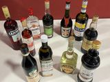 de nombreuses bouteilles d'alcool posées les unes à côté des autres sur une table