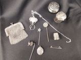 de nombreux objets en argent posés sur un tissu noir