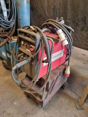 une machine posée sur un chariot dans le garage