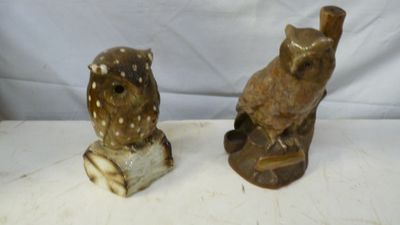 une paire de figurines de chouettes posées l'une sur l'autre sur une table