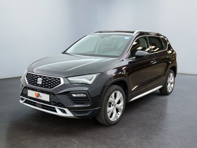 une voiture noire garée dans une pièce aux murs blancs
