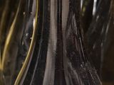 de nombreuses bouteilles de vin sur une étagère dans un magasin
