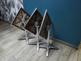 trois chaises posées par terre devant un mur bleu