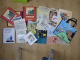 beaucoup de livres posés sur la table, avec des ciseaux dessus