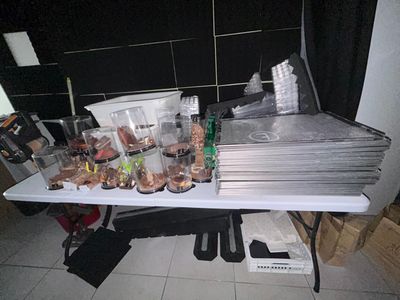 une table sur laquelle sont disposés de nombreux plats et boissons