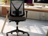 un bureau d'ordinateur avec deux écrans et une chaise placée devant