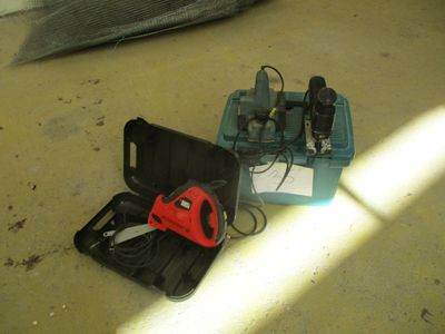 une boîte à outils contenant des outils, posée sur le sol