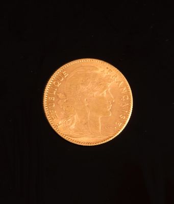gros plan d'une pièce d'or sur fond noir