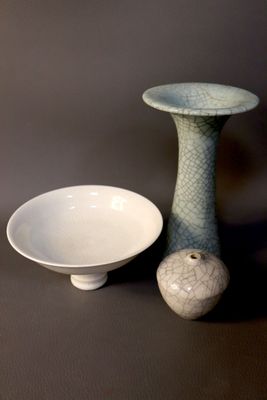 deux vases et un bol posés sur une table