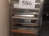 un chariot sur lequel se trouvent beaucoup de produits alimentaires
