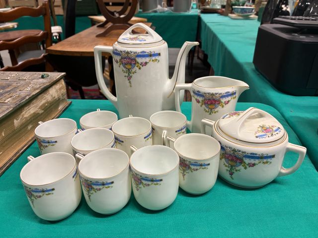 Partie de service en porcelaine Bavaria comprenant théière, pot à...
