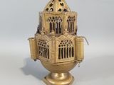 une cage à oiseaux de couleur dorée avec un oiseau à l'intérieur