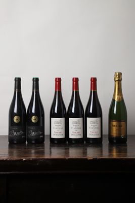 six bouteilles de vin sont alignées sur une table en bois