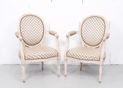 paire de fauteuils français de style Louis XVI à dossier en rotin