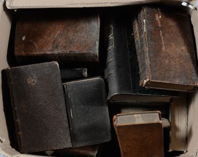 une boîte remplie de vieux livres posée sur une table