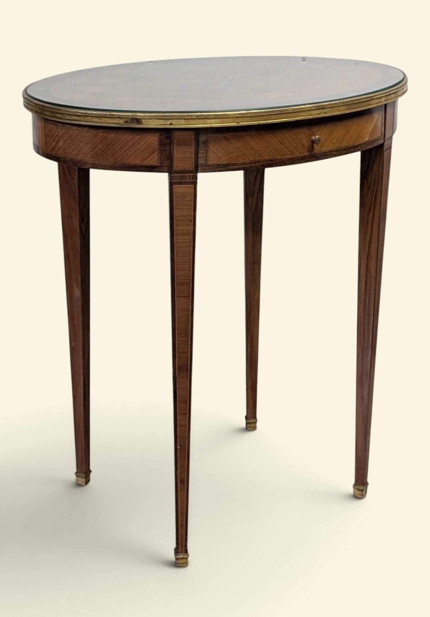 Table de milieu de section ovale, en bois de rose et bois de…