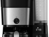 une cafetière noire et argentée posée sur un plan de travail