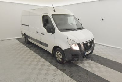 la photo d'une camionnette blanche garée dans un garage