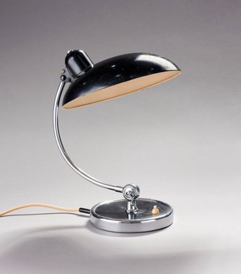 une image représentant une lampe de bureau munie d'un cordon d'alimentation