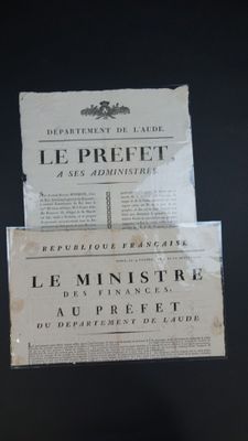 deux billets posés sur une table noire avec un fond noir