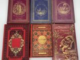 six livres de couleurs et de motifs variés posés sur une surface blanche