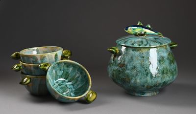 deux bols et une tasse posés les uns à côté des autres