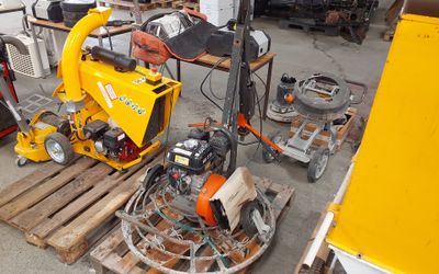 une machine posée sur une palette dans un entrepôt