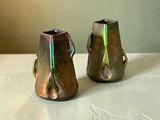 deux vases posés sur une table