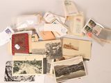 beaucoup de vieilles cartes postales et d'enveloppes sur la table