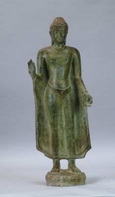 statue d'un Bouddha debout, la main levée