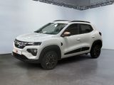 Le SUV blanc est garé dans une grande pièce au sol gris.