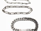 un gros plan d'un bracelet à maillons et un bracelet à maillons sur fond blanc