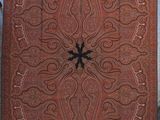 un tapis marron accroché au mur à côté d'une chaise